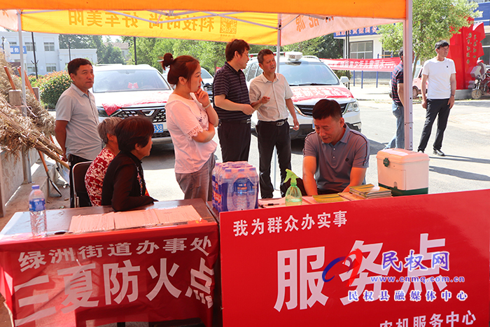 我縣積極組織開展“我為群眾辦實事，服務三夏當先鋒”主題實踐活動