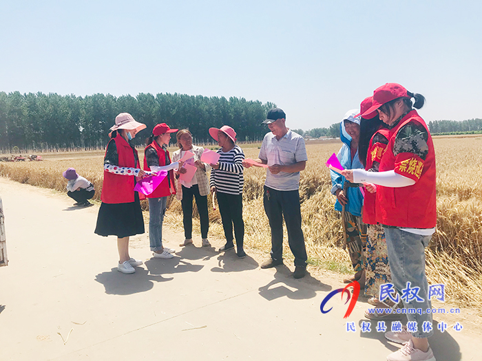 民權(quán)縣孫六鎮(zhèn):11支黨員志愿服務(wù)隊奮戰(zhàn)在田間地頭 民權(quán)縣孫六鎮(zhèn):11支黨員志愿服務(wù)隊奮戰(zhàn)在田間地頭