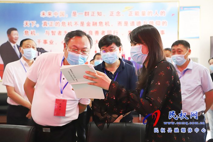 市委常委、常務副市長吳祖明到民察看高考準備工作