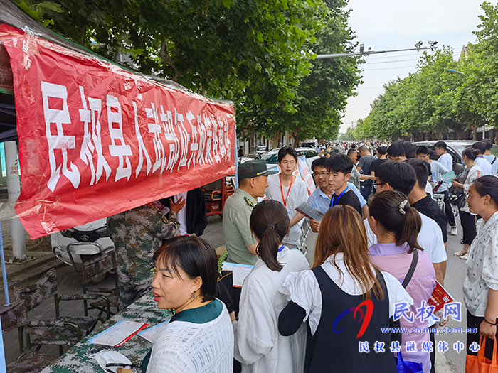 民權(quán)縣人武部助力高考服務(wù)學(xué)生精準(zhǔn)動(dòng)員 民權(quán)縣人武部助力高考服務(wù)學(xué)生精準(zhǔn)動(dòng)員