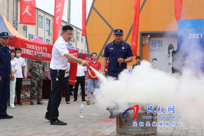 我縣開(kāi)展全國(guó)安全生產(chǎn)宣傳咨詢(xún)?nèi)栈顒?dòng) 我縣開(kāi)展全國(guó)安全生產(chǎn)宣傳咨詢(xún)?nèi)栈顒?dòng)