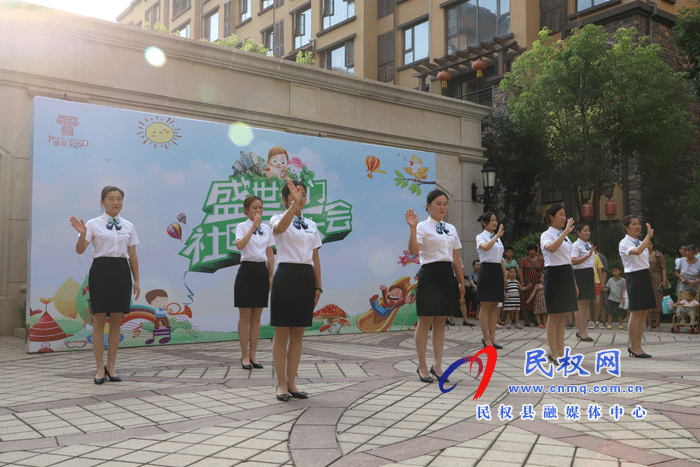 社區(qū)同樂(lè)會(huì) 萌娃嗨翻天——盛世名門(mén)、民東新區(qū)實(shí)驗(yàn)幼兒園聯(lián)合開(kāi)展幼兒“走進(jìn)社區(qū)”實(shí)踐活動(dòng)
