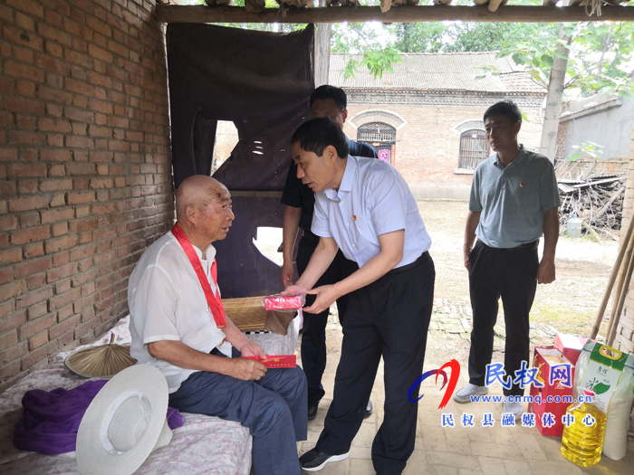 縣委常委、組織部長何玉明為褚廟鄉(xiāng)老黨員頒發(fā)“光榮在黨50年”紀(jì)念章