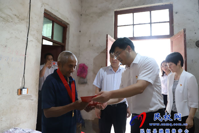 縣委副書記、縣長張團(tuán)結(jié)走訪慰問老黨員和困難黨員