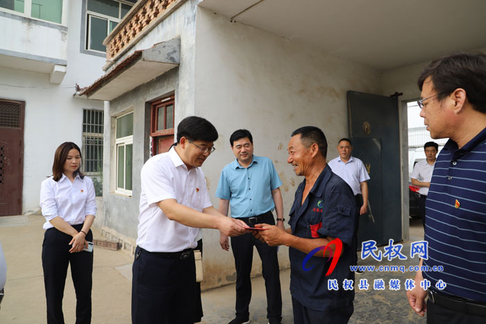 縣委副書記、縣長張團(tuán)結(jié)走訪慰問老黨員和困難黨員