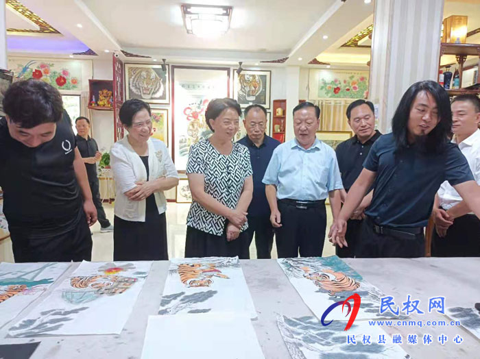  省政協(xié)原副主席、省老干部大學(xué)第一副校長(zhǎng)、中國(guó)老年大學(xué)協(xié)會(huì)副會(huì)長(zhǎng)孔玉芳蒞民考察調(diào)研鄉(xiāng)村振興工作
