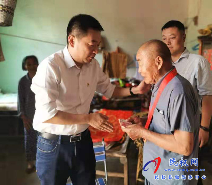 縣委常委、縣委辦公室主任孟亞松看望慰問老黨員