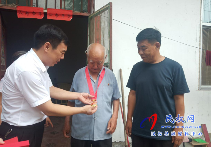 縣委黨校為離退休老黨員頒發(fā)“光榮在黨50年”紀(jì)念章 縣委黨校為離退休老黨員頒發(fā)“光榮在黨50年”紀(jì)念章