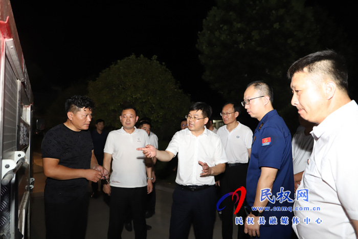 縣委副書記、縣長(zhǎng)張團(tuán)結(jié)深夜暗訪消防安全管理工作