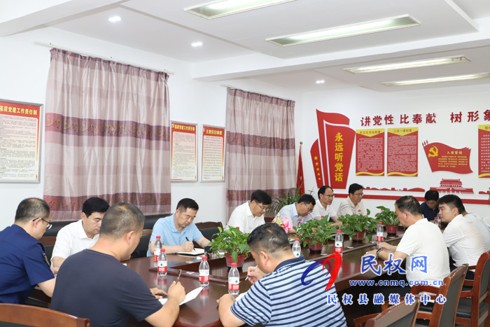 縣委副書記、縣長(zhǎng)張團(tuán)結(jié)深夜暗訪消防安全管理工作