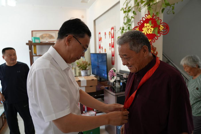 縣委常委、縣紀(jì)委書記、縣監(jiān)委主任張亞光走訪慰問老黨員