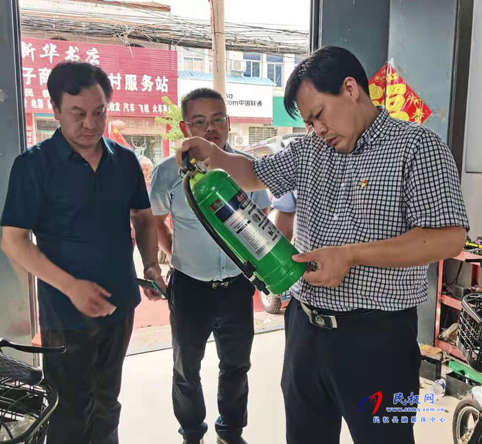 縣委常委、政法委書記、副縣長孟祥亮到龍?zhí)伶?zhèn)督導(dǎo)檢查“九小場所”及沿街門店安全生產(chǎn)工作落實(shí)情況