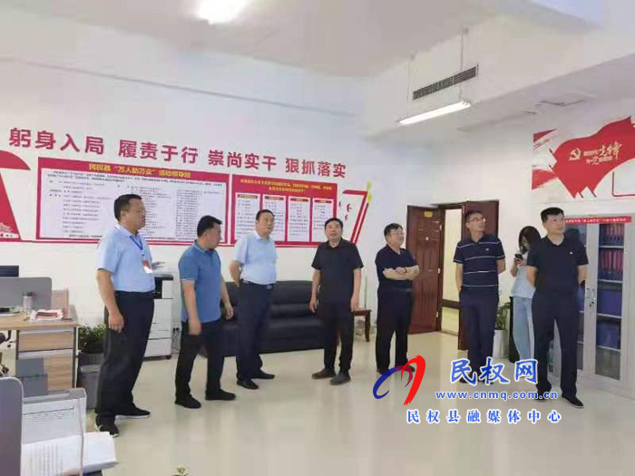 省“萬人助萬企”活動第十四工作組副組長、省民政廳二級調(diào)研員張新志一行到我縣檢查指導“萬人助萬企”活動