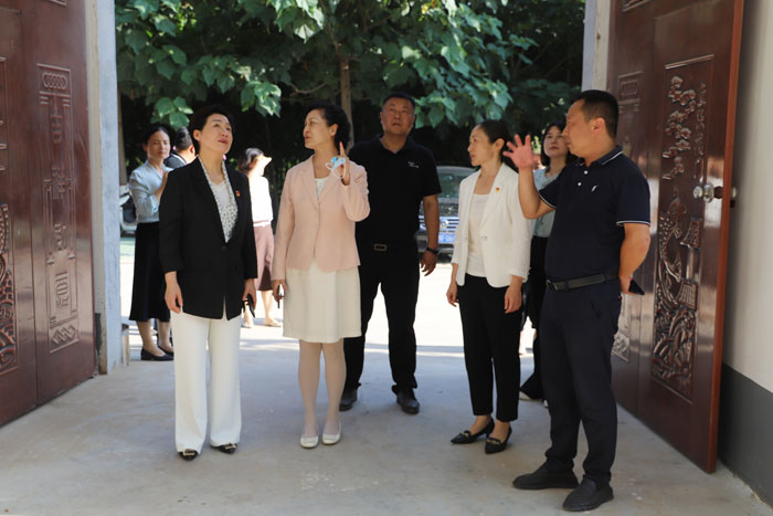省婦聯(lián)聯(lián)絡(luò)部部長盧前揚到野崗鎮(zhèn)觀摩美麗鄉(xiāng)村和美麗庭院建設(shè)工作 省婦聯(lián)聯(lián)絡(luò)部部長盧前揚到野崗鎮(zhèn)觀摩美麗鄉(xiāng)村和美麗庭院建設(shè)工作