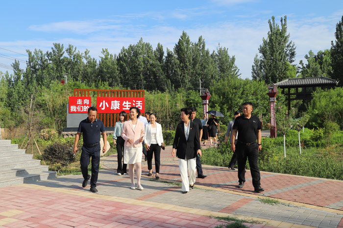 省婦聯(lián)聯(lián)絡(luò)部部長盧前揚到野崗鎮(zhèn)觀摩美麗鄉(xiāng)村和美麗庭院建設(shè)工作 省婦聯(lián)聯(lián)絡(luò)部部長盧前揚到野崗鎮(zhèn)觀摩美麗鄉(xiāng)村和美麗庭院建設(shè)工作