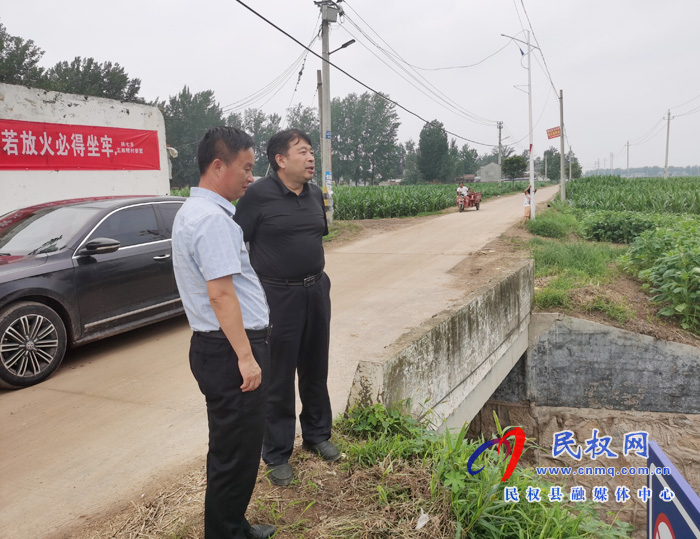 副縣長陳進(jìn)領(lǐng)到林七鄉(xiāng)開展巡河工作 副縣長陳進(jìn)領(lǐng)到林七鄉(xiāng)開展巡河工作