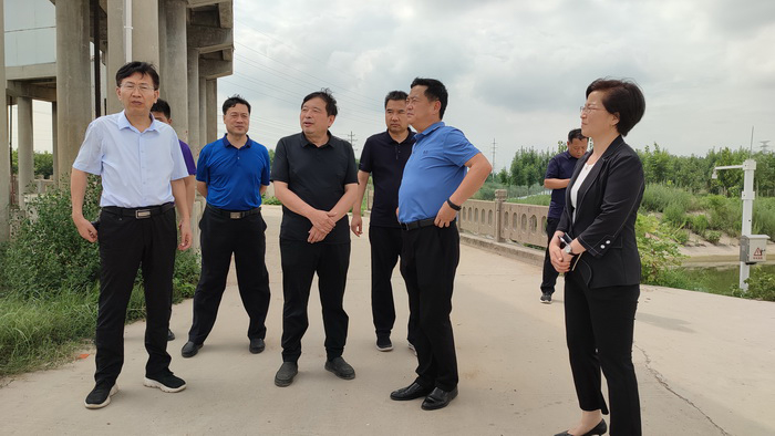 副縣長陳進(jìn)領(lǐng)查看城市防汛排澇工作 副縣長陳進(jìn)領(lǐng)查看城市防汛排澇工作