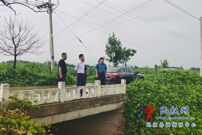 縣委常委、縣委辦公室主任孟亞松到野崗鎮(zhèn)查看防汛情況
