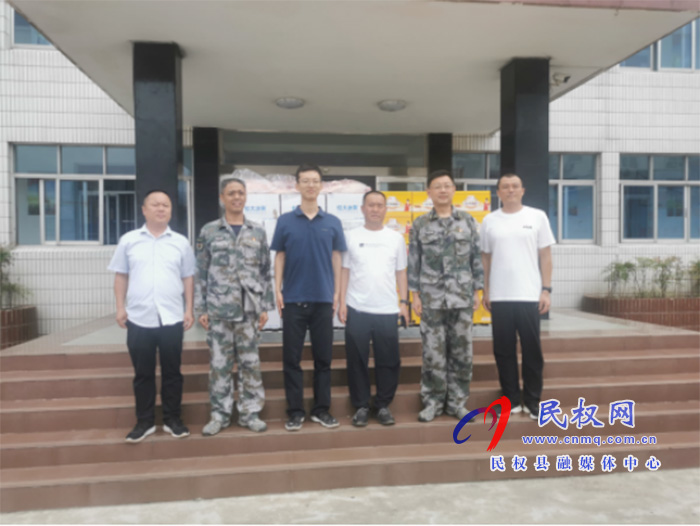 縣東方超市開展“八一”建軍節(jié)慰問活動 縣東方超市開展“八一”建軍節(jié)慰問活動