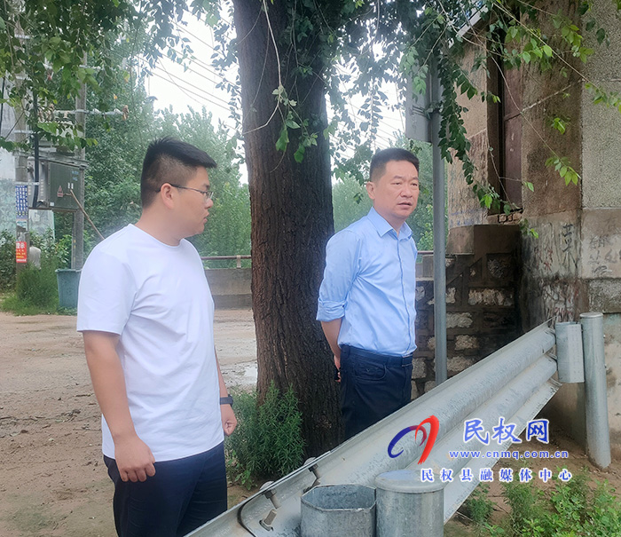 縣委常委、縣委辦公室主任孟亞松冒雨到野崗鎮(zhèn)督導(dǎo)檢查防汛工作