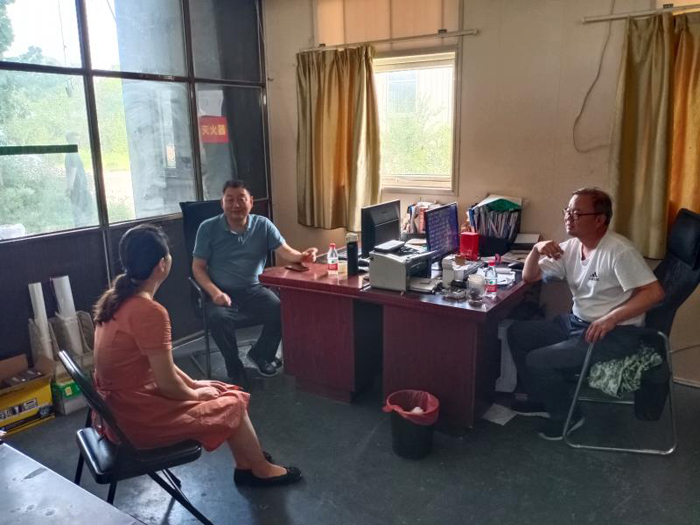 縣規(guī)劃中心主任汪培明到民權(quán)縣紅科電器有限公司開(kāi)展“助企日”活動(dòng) 縣規(guī)劃中心主任汪培明到民權(quán)縣紅科電器有限公司開(kāi)展“助企日”活動(dòng)
