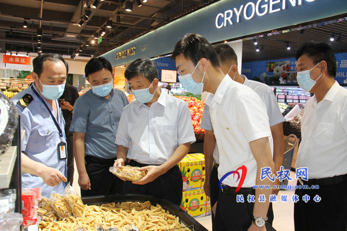 縣政府黨組成員、信訪局局長(zhǎng)陳鴻志查看 食品藥品安全及疫情防控工作