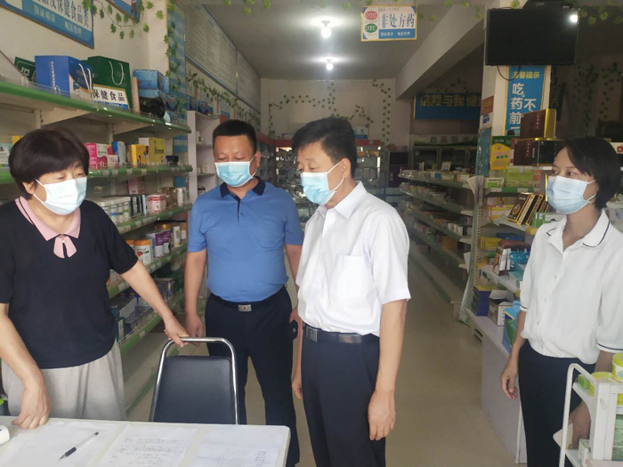 縣政府黨組成員、信訪局局長(zhǎng)陳鴻志督查伯黨鄉(xiāng)疫情防控工作
