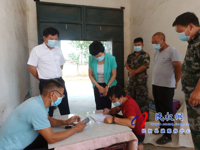 縣人大主任周燕到老顏集鄉(xiāng)督導檢查疫情防控工作 縣人大主任周燕到老顏集鄉(xiāng)督導檢查疫情防控工作