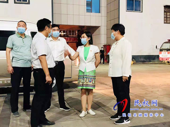 縣委副書記、縣長候選人王靜嫻深入鄉(xiāng)鎮(zhèn)夜查疫情防控工作