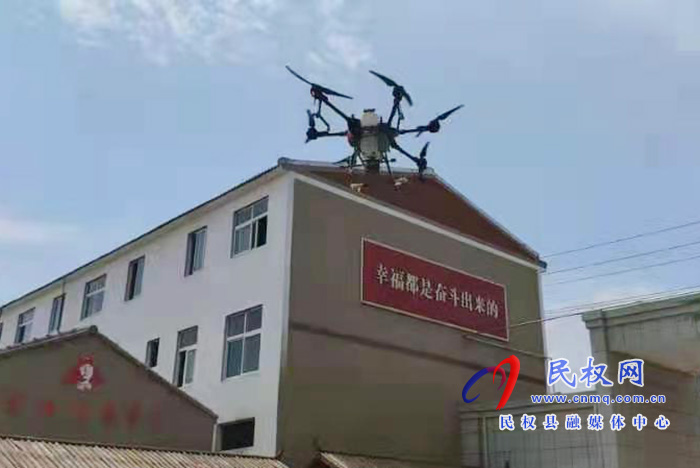 胡集鄉(xiāng)消毒作業(yè)用上了“無人機” 胡集鄉(xiāng)消毒作業(yè)用上了“無人機”