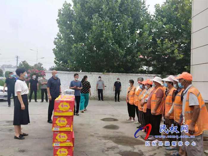 縣總工會(huì)開(kāi)展“情系職工送清涼”活動(dòng) 縣總工會(huì)開(kāi)展“情系職工送清涼”活動(dòng)