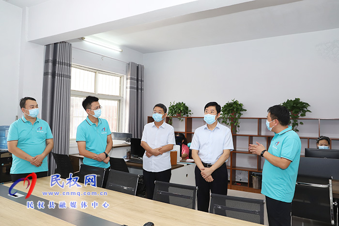 縣委常委、宣傳部長(zhǎng)屠志遠(yuǎn)到融媒體中心督導(dǎo)疫情防控工作