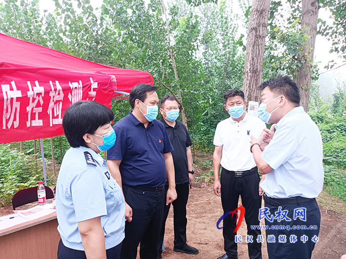縣委常委、政法委書記、副縣長(zhǎng)孟祥亮查看疫情防控工作
