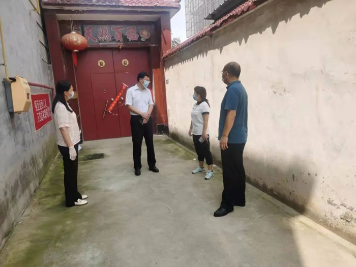 縣委常委、縣紀(jì)委書(shū)記、縣監(jiān)委主任張亞光到南華辦事處等地督導(dǎo)檢查疫情防控工作
