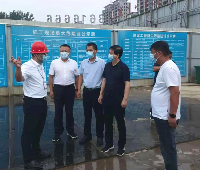 縣委常委、統(tǒng)戰(zhàn)部長趙通督導(dǎo)在建項目工地疫情防控工作