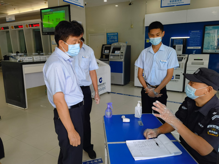 縣政府黨組成員、信訪局局長(zhǎng)陳鴻志到金融機(jī)構(gòu) 暗訪督導(dǎo)疫情防控工作