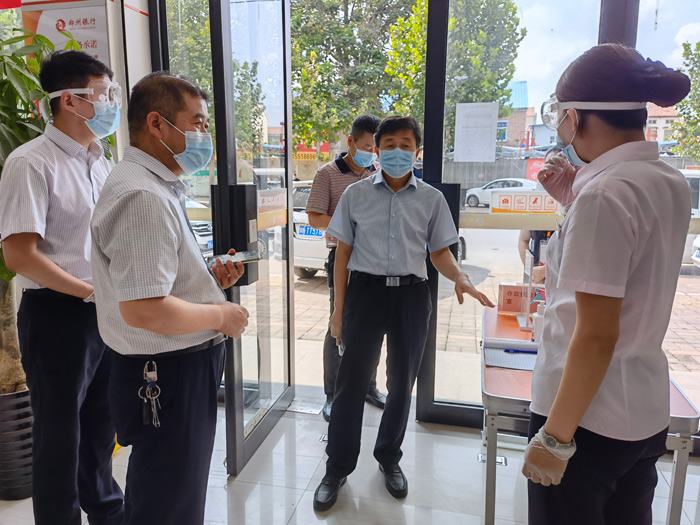 縣政府黨組成員、信訪局局長(zhǎng)陳鴻志到金融機(jī)構(gòu) 暗訪督導(dǎo)疫情防控工作