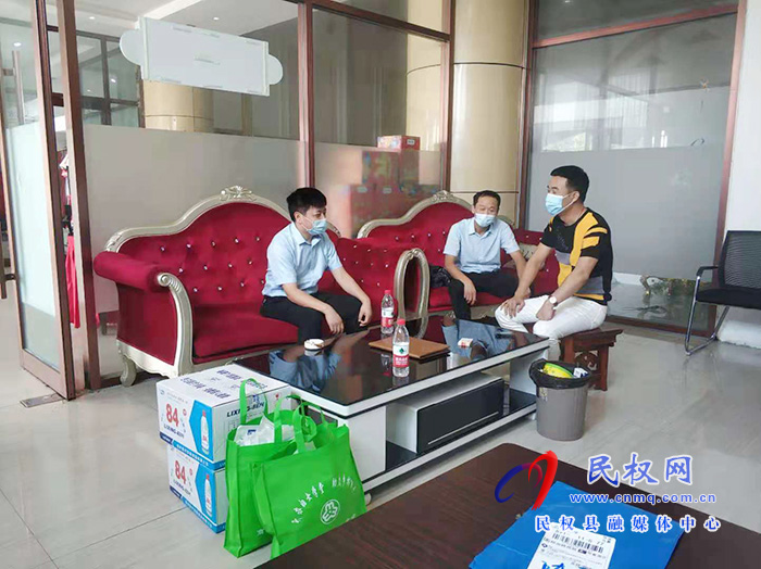 縣委編辦開展“防疫物資送企業(yè)”志愿活動(dòng) 縣委編辦開展“防疫物資送企業(yè)”志愿活動(dòng)