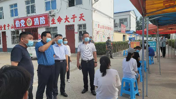 縣領(lǐng)導(dǎo)孟祥亮、陳鴻志督導(dǎo)伯黨鄉(xiāng)疫苗接種工作