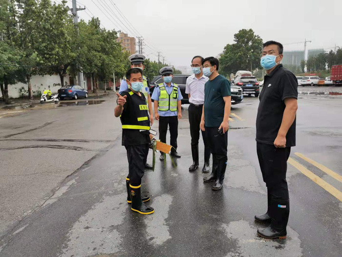 縣委書記張團結(jié)查看防汛工作 縣委書記張團結(jié)查看防汛工作
