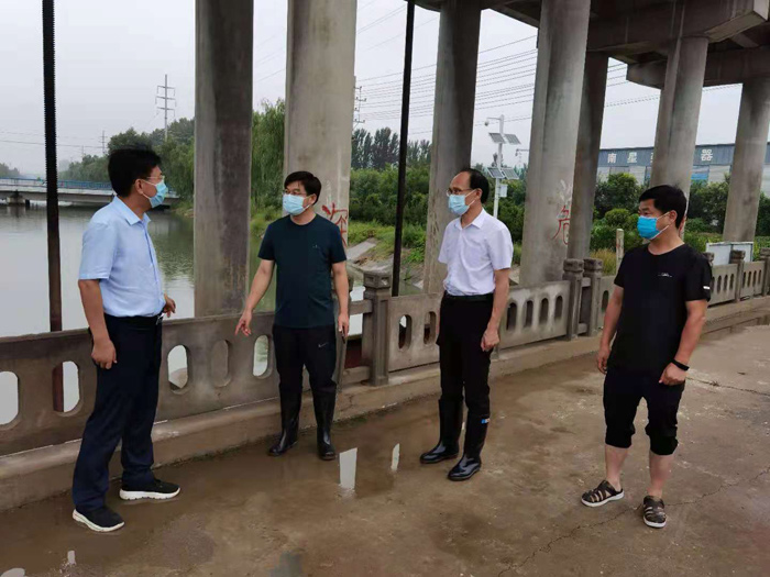 縣委書記張團結(jié)查看防汛工作 縣委書記張團結(jié)查看防汛工作