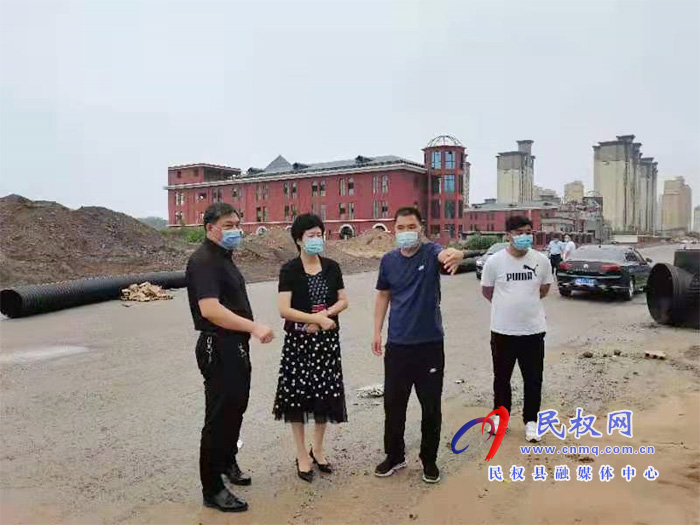 縣人大常委會(huì)主任周燕深入到民權(quán)鯤鵬學(xué)校、北海路、曙光路現(xiàn)場督導(dǎo)工程施工進(jìn)度