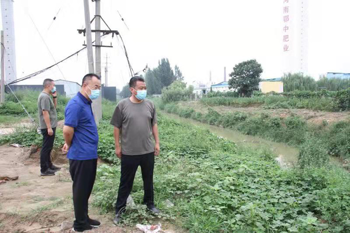 縣政協(xié)主席周明河到老城干渠花園段開展巡河工作 縣政協(xié)主席周明河到老城干渠花園段開展巡河工作