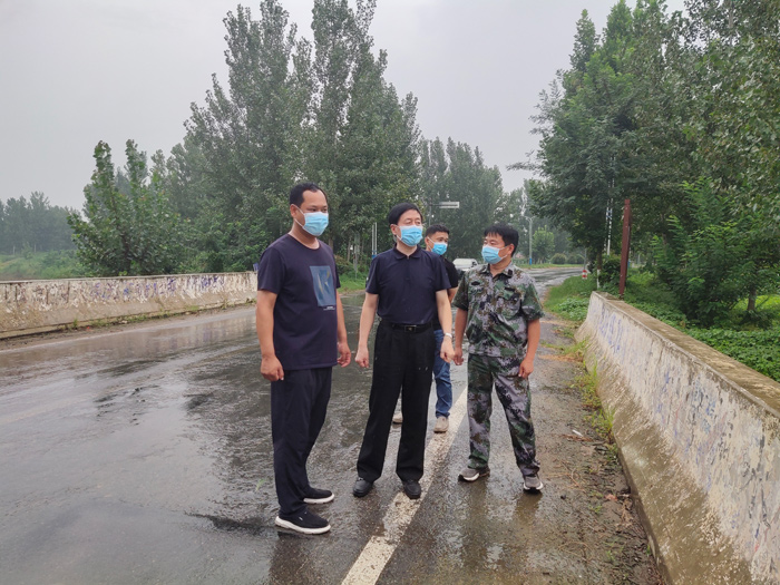 縣委常委、副縣長房季到白云寺鎮(zhèn)督查疫情防控和防汛工作