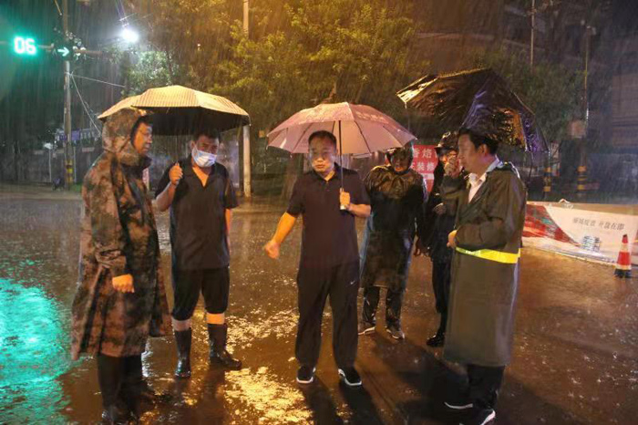 縣政協(xié)主席周明河到綠洲辦督導城區(qū)防汛排澇工作 縣政協(xié)主席周明河到綠洲辦督導城區(qū)防汛排澇工作
