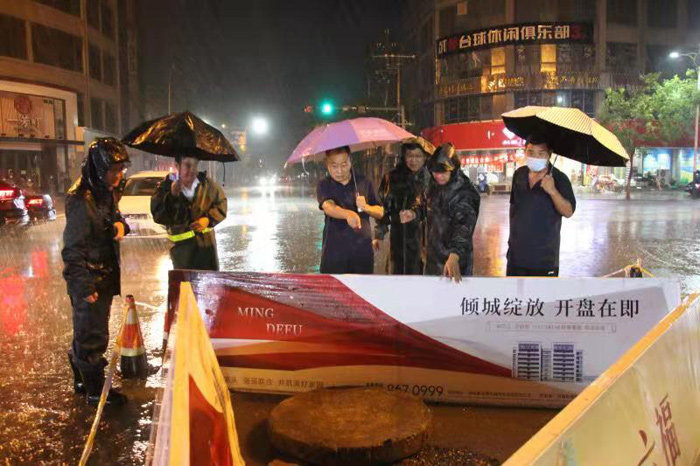 縣政協(xié)主席周明河到綠洲辦督導城區(qū)防汛排澇工作 縣政協(xié)主席周明河到綠洲辦督導城區(qū)防汛排澇工作