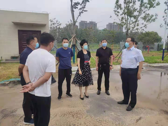 縣人大常委會(huì)主任周燕深入到民權(quán)鯤鵬學(xué)校北海路、曙光路現(xiàn)場(chǎng)督導(dǎo)工程施工進(jìn)度