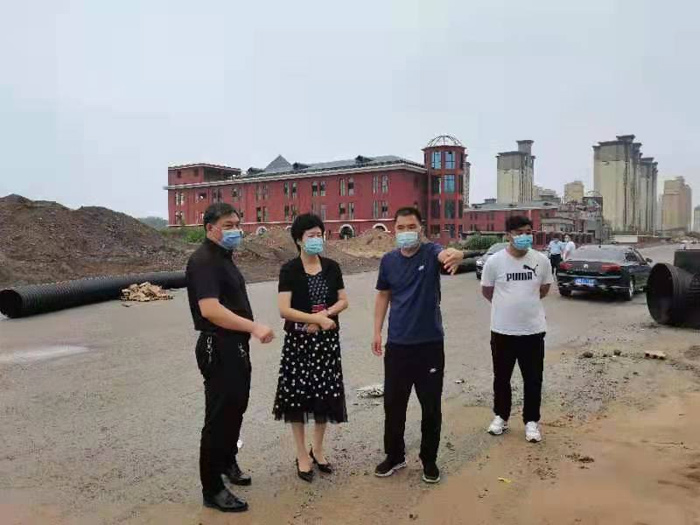 縣人大常委會(huì)主任周燕深入到民權(quán)鯤鵬學(xué)校北海路、曙光路現(xiàn)場(chǎng)督導(dǎo)工程施工進(jìn)度