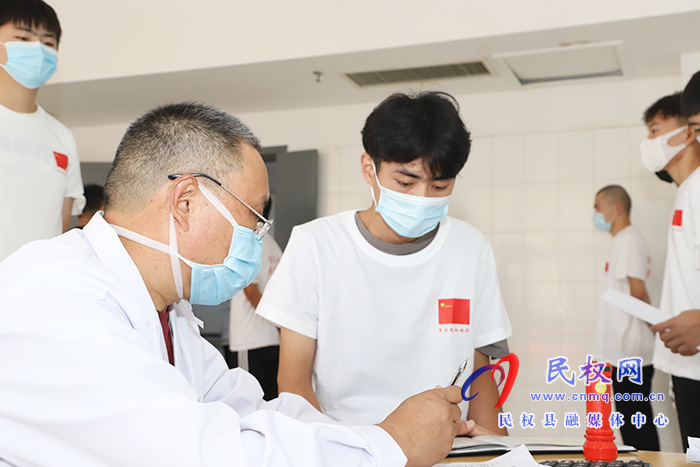 縣委副書記、代縣長(zhǎng)王靜嫻檢查征兵體檢工作