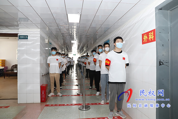 縣委副書記、代縣長(zhǎng)王靜嫻檢查征兵體檢工作